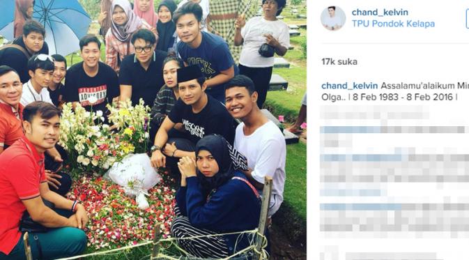 Chand Kelvin bersama rekan-rekannya berziarah ke makam Olga Syahputra (Instagram)