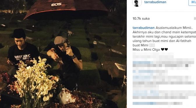 Tarra Budiman dan Chan Kelvin tak peduli hujan, keduanya memanjatkan doa untuk Olga Syahputra di makamnya (Instagram)