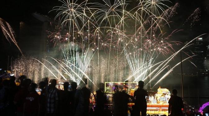 Kembang api di perayaan tahun baru Imlek, Singapura. (EPA)