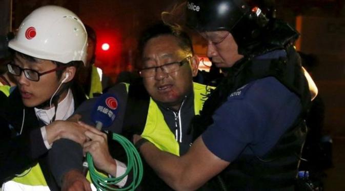 Penjual Kaki Lima Hong Kong Bentrok dengan Polisi, 44 Terluka, termasuk awak media. (Reuters)