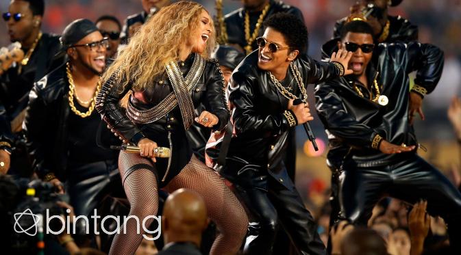 Beyonce dan Bruno Mars ketika tampil di Super Bowl 2016 (AFP/Bintang.com)