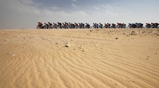 Para pebalap berlomba di Etape 1 Tour of Qatar antara Dukhan dan Al Khor Corniche, Qatar (8/2/2016). (AFP/Eric Feferberg)