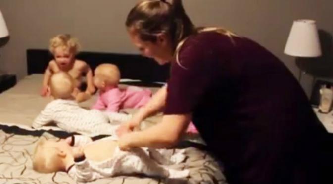 Berkat usaha kerasnya mencoba memakaikan keempat anaknya pakaian tidur, seorang ibu asal Ontario mendapat sebutan 'super mom'.