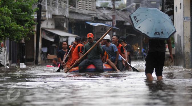 Sejumlah warga menaiki perahu karet saat banjir di kawasan Pasar Buncit, Jakarta Selatan, Selasa (9/2/2016). Banjir menggenangi kawasan tersebut hingga setinggi 100 cm akibat luapan Kali Kemang. (Liputan6.com/Gempur M Surya)