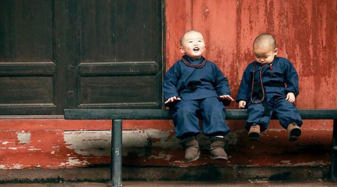 Bocah laki-laki yang berpakaian layaknya biksu mengunjungi Kuil Er Fo di Hechuan, Chongging, Tiongkok. (Zhou Lu/CEN)