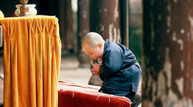 Bocah laki-laki yang berpakaian layaknya biksu mengunjungi Kuil Er Fo di Hechuan, Chongging, Tiongkok. (Zhou Lu/CEN)