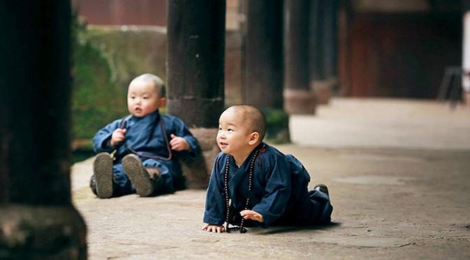 Bocah laki-laki yang berpakaian layaknya biksu mengunjungi Kuil Er Fo di Hechuan, Chongging, Tiongkok. (Zhou Lu/CEN)