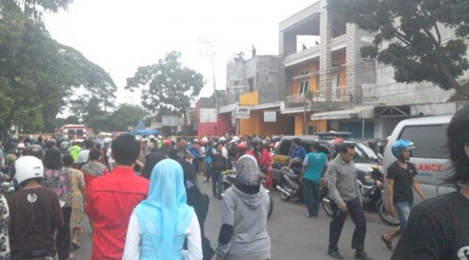 Pesawat latih TNI AU jatuh di Malang pada Rabu (10/2). (Via: twitter.com/a_vevelia)