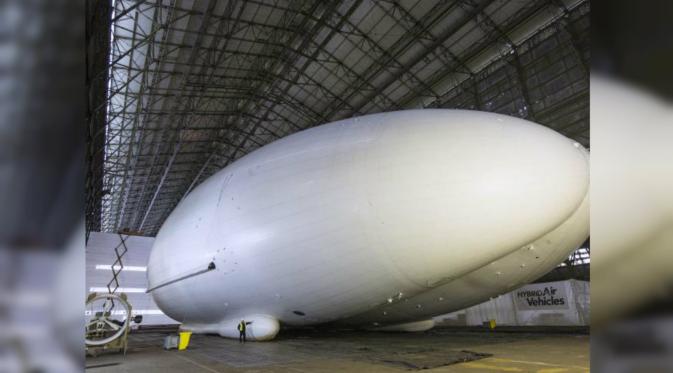 Balon udara berisikan helium terbuat dari serat karbon dan memiliki panjang 92 meter, lebar 43 meter dan ketinggian yang mencapai 26 meter. (News.com.au)