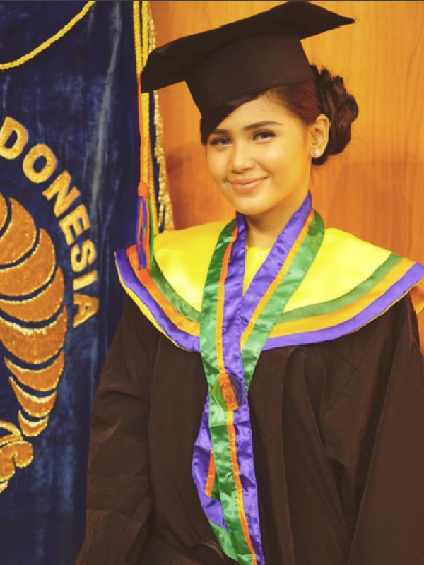 Yunita Siregar resmi sandang gelar sarjana [foto: instagram/yunitasiregar]