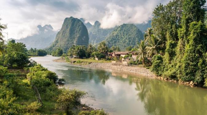 Nam Song dengan latar belakang gunung karst, Vang Vieng, Laos. (Shutterstock)