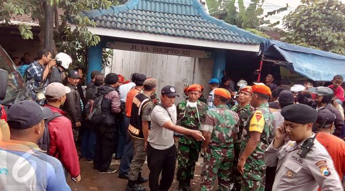 Warga dan petugas berkerumun tidak jauh dari lokasi kejadian jatuhnya pesawat Super Tucano di kawasan Jalan LA Sucipto Kota Malang, Jawa Timur, (10/2). Dikabarkan 3 orang menjadi korban dalam kejadian tersebut. (Liputan6.com/Zainul Arifin)
