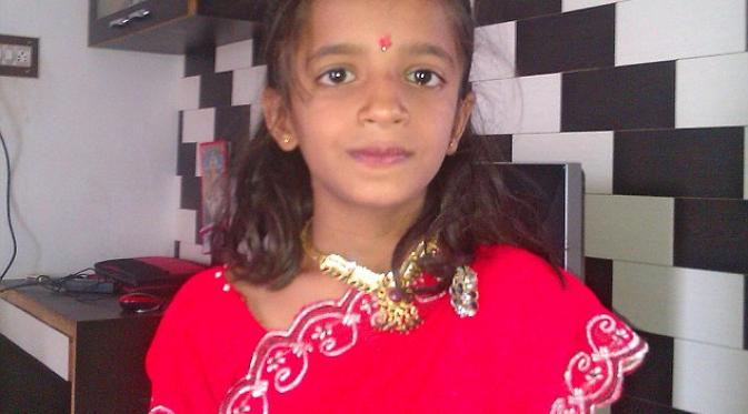 Shreya Darji, gadis malang yang telinganya dijadikan sarang oleh semut 'raksasa'. (Cover Asia Press)