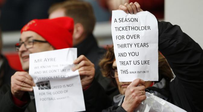 Fans melancarkan protes terhadap rencana kenaikan harga tiket Liverpool.