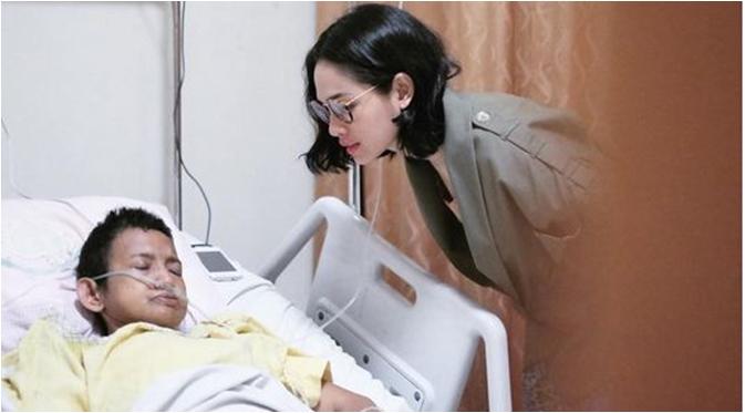 Andien Aisyah menjenguk Ibu Rosida di RS Kanker Dharmais (via Instagram/andienaisyah)