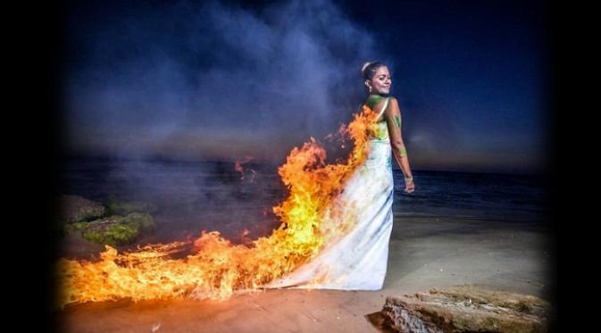 Foto dengan gaun pengantin yang terbakar. (Oddee)