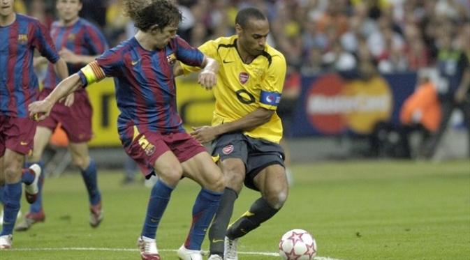 Aksi dua kapten, Charles Puyol (Barcelona/kiri) dan Thierry Henry (Arsenal/kanan) pada final Liga Champions 2005-2006 di Stade de France. Partai puncak tersebut menjadi satu di antara pertarungan terketat di antara dua tim raksasa tersebut. Saat itu, Barc