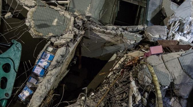 Penemuan tembok dari kaleng bekas di sebuah apartemen yang hancur sebab gempa gegerkan Taiwan! | Via: cnn.com