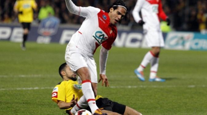 Striker asal Kolombia, Radamel Falcao, pernah mengalami cedera ligamen lutut saat masih membela AS Monaco pada 2014. (AFP/Philippe Merle)