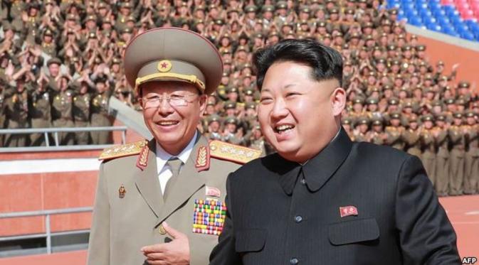 Kim Jong-un Eksekusi Jenderal Angkatan Darat Atas Tuduhan Korupsi. Kim dan Jenderal Yong-gil (AFP)