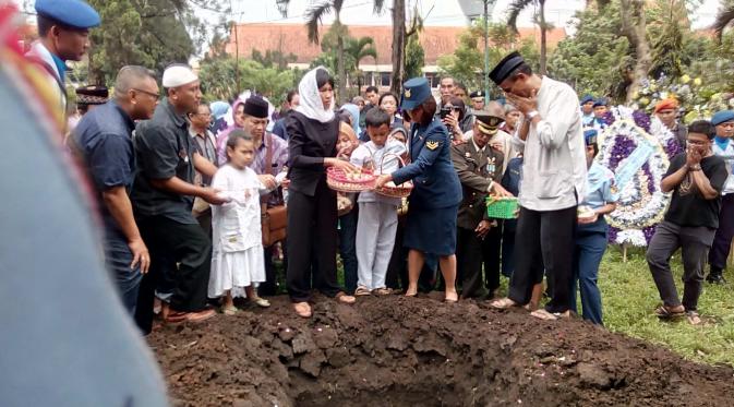 Tembakan salvo ke udara sebagai penghormatan terakhir mengantar jenazah dikubur. (Zainul Arifin/Liputan6.com)