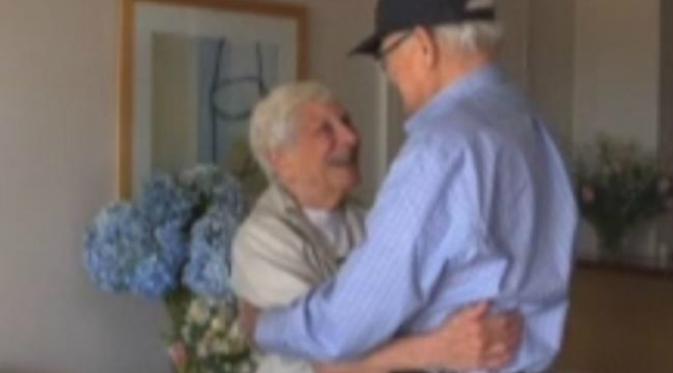 Seorang veteran Amerika Serikat dari Perang Dunia II Norwood Thomas (93) kembali bertemu dengan pacar pertamanya di masa perang.(News.com.au)