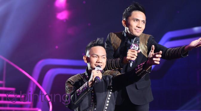 Persaingan ketat dalam ajang pencarian penyanyi dangdut D'Academy 3 yang berlangsung Rabu (10/2/2016) malam. Kontestan dari Grup 3, Tasya asal Pekanbaru harus tersenggol. (Andy Masela/Bintang.com)