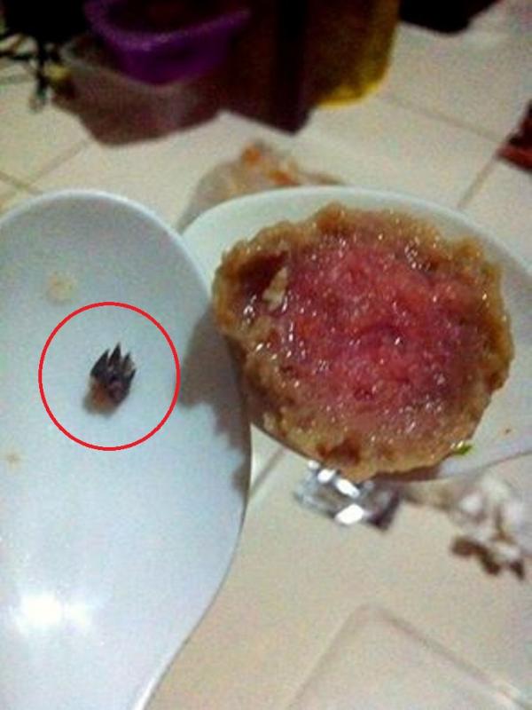Bakso tikus yang bikin geger netizen Facebook. Terlihat ada cakar kecil punya hewan dan ternyata tikus! | Via: facebook.com/Nacita Putri Sunoto