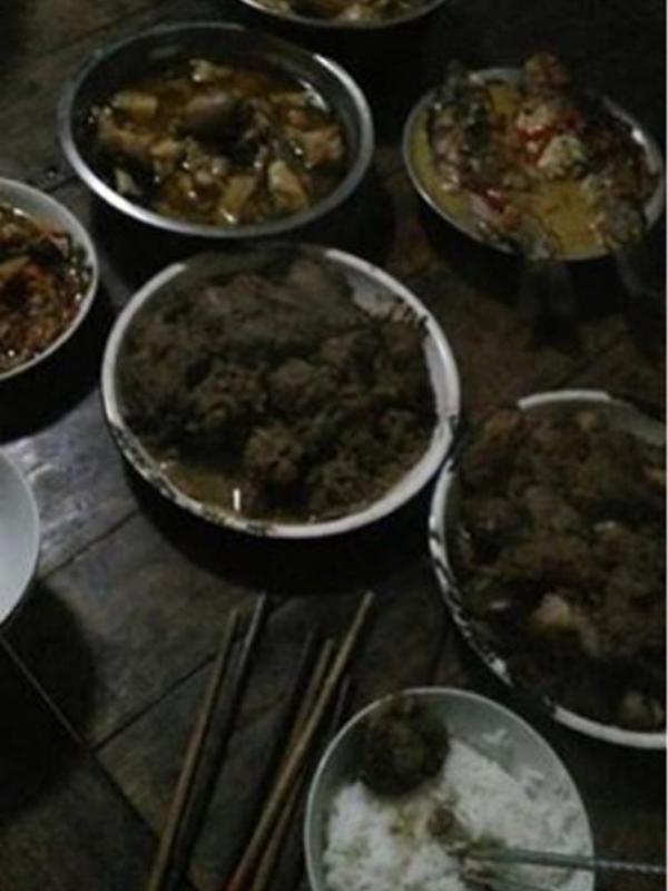 Foto makanan yang disajikan keluarga pihak laki-laki. (Via: shanghaiist.com)