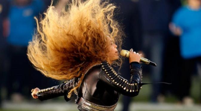 Penampilan Beyonce di Super Bowl (sumber. Huffingtonpost.com)