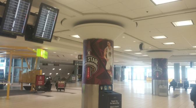 Poster NBA All-Star di Bandara Pearson Toronto (Liputan6.com//Thomas)