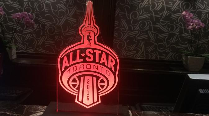 Logo NBA All-Star 2016 dipajang di meja resepsionis salah satu hotel bintang lima di Toronto (Liputan6.com/Thomas)