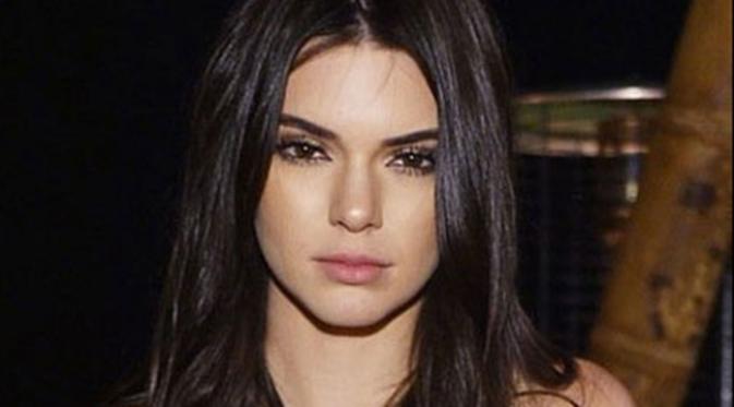 Kendall Jenner tuntut sebuah perusahaan pengobatan jerawat karena mengguankan nama dan fotonya tanpa izin untuk mepromosikan produknya