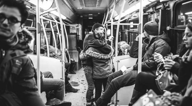 Montreal - Berpelukan erat selama bus melaju. (Via: boredpanda)