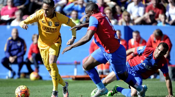   Penyerang Barcelona, Neymar (kiri) saat duel lawan Levante di Liga Spanyol (AFP/Jose Jordan).