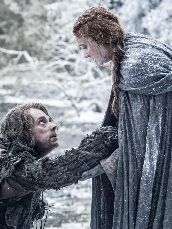 Alfie Allen sebagai Theon Greyjoy dan Sophie Turner sebagai Sansa Stark dalam Game of Thrones (HBO)