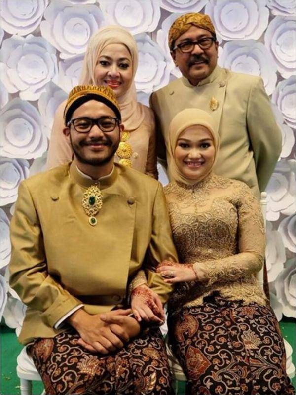 Momen pertunangan putri Rano Karno, Deanti Rakasiwi, dan kekasihnya, Rendi Prabowo (via instagram/dewiranokarno)