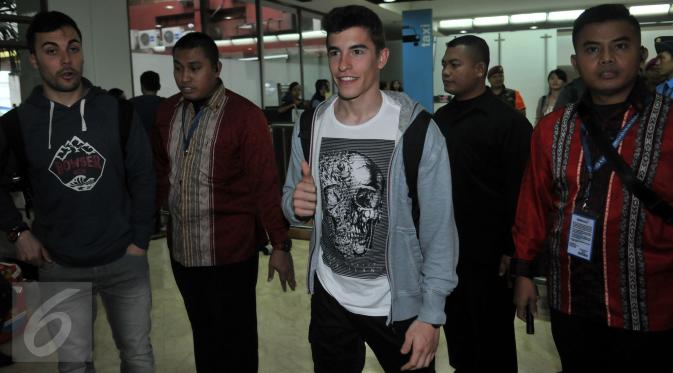Pebalap MotoGP asal Spanyol, Marc Marquez tiba di Bandara Soekarno-Hatta, Tangerang, Jumat (12/2/2016). Marquez datang untuk acara launching tim Repsol Honda di Sirkuit Sentul pada Minggu (14/2) mendatang. (Liputan6.com/Johan Tallo)