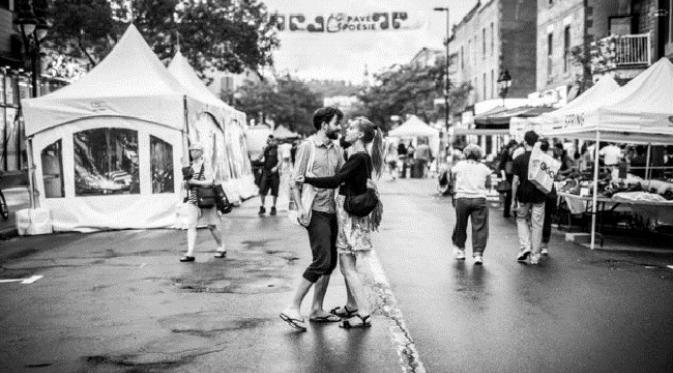 Foto candid pasangan yang bermesraan di jalanan (sumber. Huffingtonpost.com)