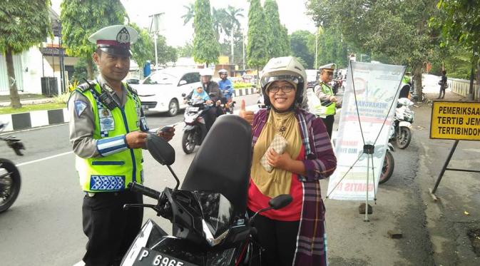 Wajah bahagia pengendara motor yang terjaring razia Polres Jember | Via: facebook.com/Satlantas Jember