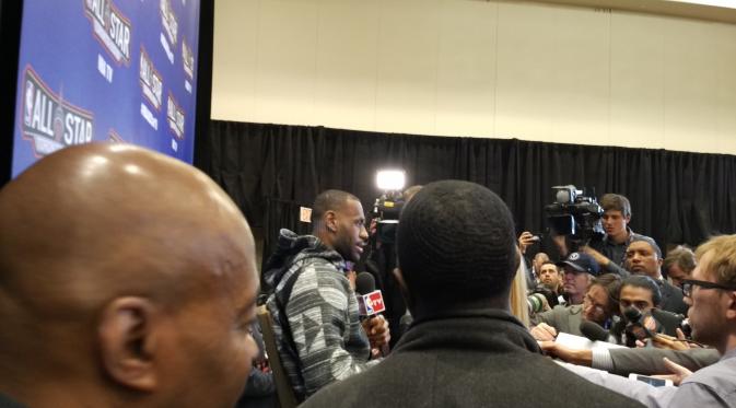 LeBron James dikerumuni wartawan dalam jumpa media jelang NBA All-Star 2016.