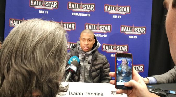 Isaiah Thomas mengenakan jaket berlapis-lapis