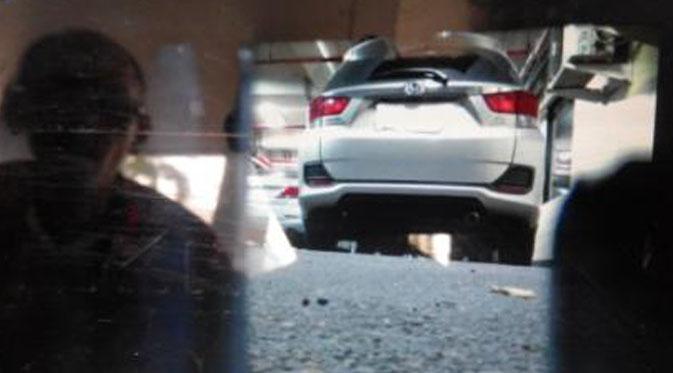KPK menyita mobil dalam penangkapan Kasubdit Pranata Perdata MA berinisial AS. (Liputan6.com/Moch Harun Syah)