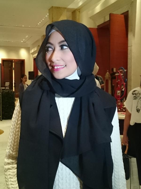 Annisa Trihasari gunakan gaya hijab yang sederhana dan kasual