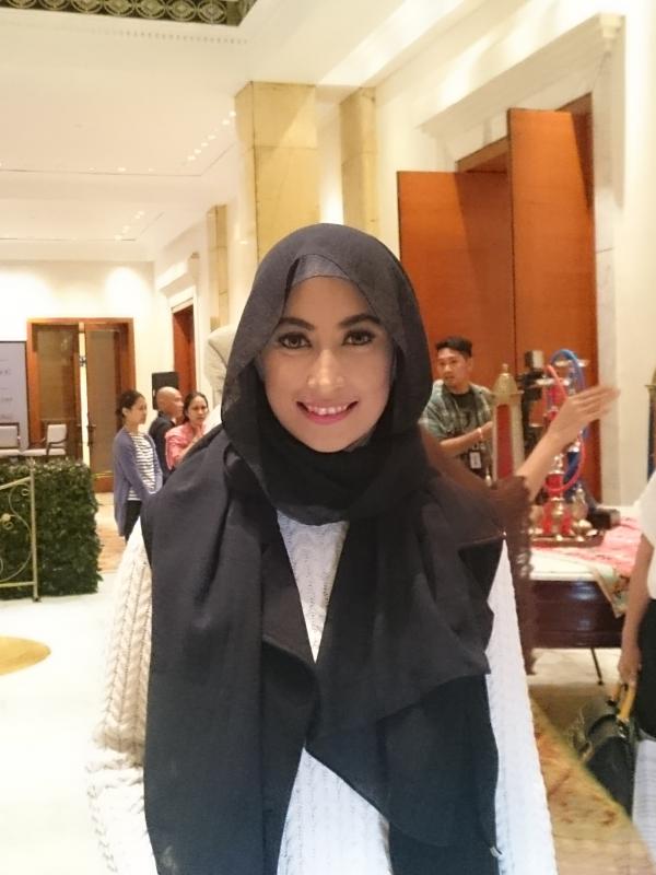 Annisa Trihasari gunakan gaya hijab yang sederhana dan kasual