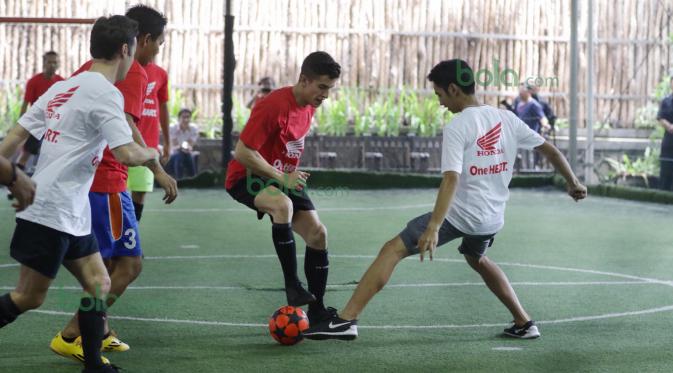 Marc Marquez (2kanan) mengecoh lawannya saat bermain futsal di Lapangan Futsal Kuningan Village, Jakarta, Sabtu (13/2/2016). (Bola.com/Nicklas Hanoatubun)