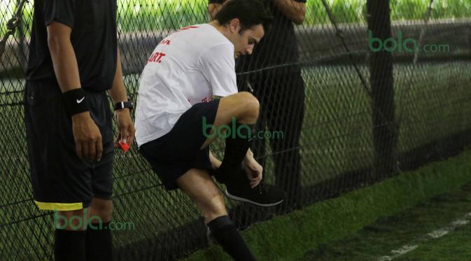 Dani Pedrosa memakai sepatunya yang copot saat bermain futsal di Lapangan Futsal Kuningan Village, Jakarta, Sabtu (13/2/2016). (Bola.com/Nicklas Hanoatubun)