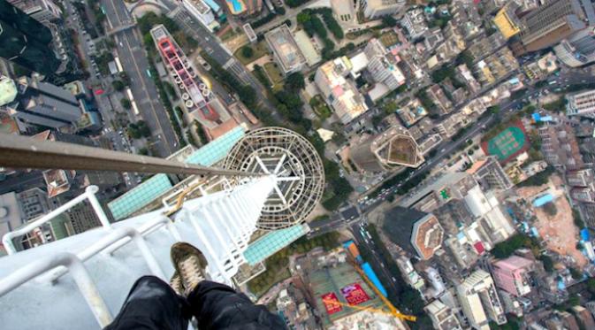 Foto aksi nekat dua pemuda pemanjat pencakar langit. (Sumber Shanghaiist.com)