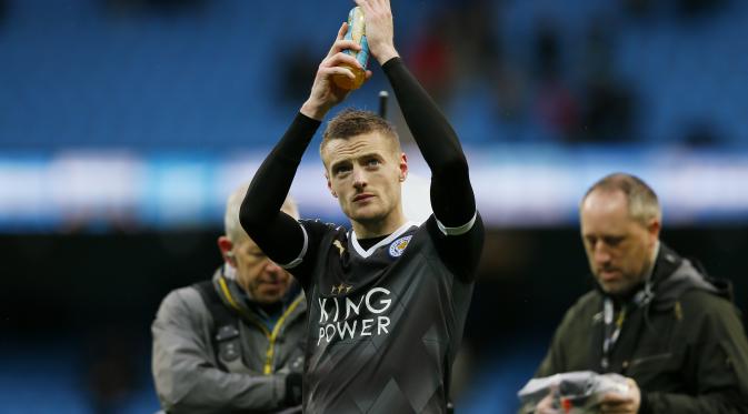 Jamie Vardy memberikan tepuk tangan kepada pendukung Leicester City seusai laga melawan Manchester City. (6/2/2016). (Reuters/Carl Recine)