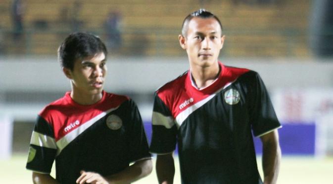 Dua pemain Barito Putera, Hansamu Yama dan Paulo Sitanggang, veteran Timnas Indonesia U-19 yang membela tim sepak bola PON Kalimantan Selatan.